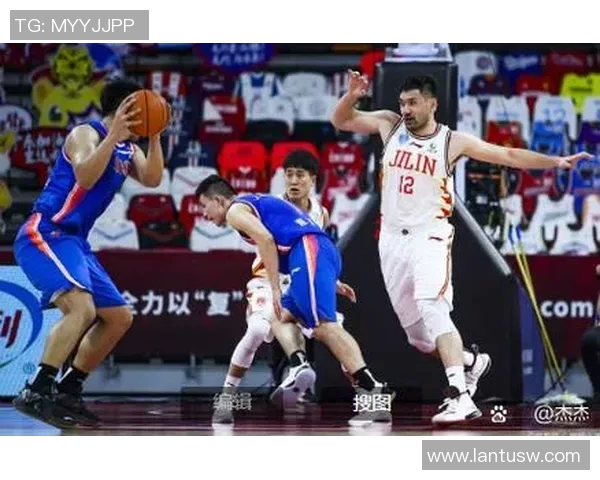 深圳篮球队在选拔赛中以52分稳居积分榜首位展现强劲实力